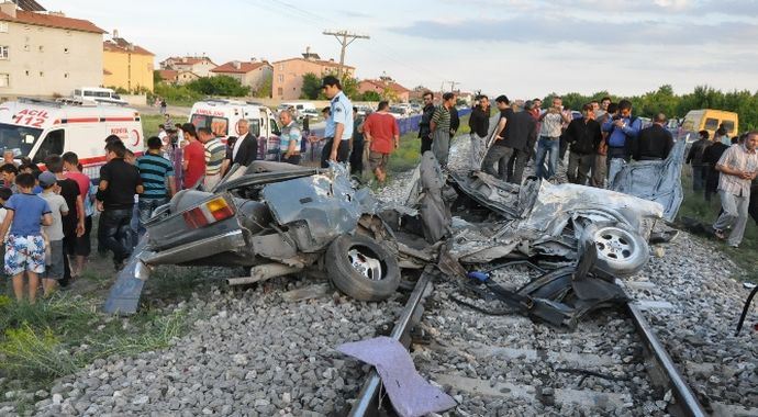 Tren aracı biçti: 2 ölü