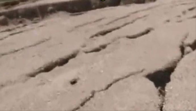 Soma&#039;da insan boyu yarıklar!