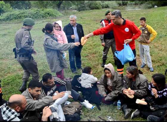 Nehirde can pazarı! 13 Suriyeli son anda kurtarıldı