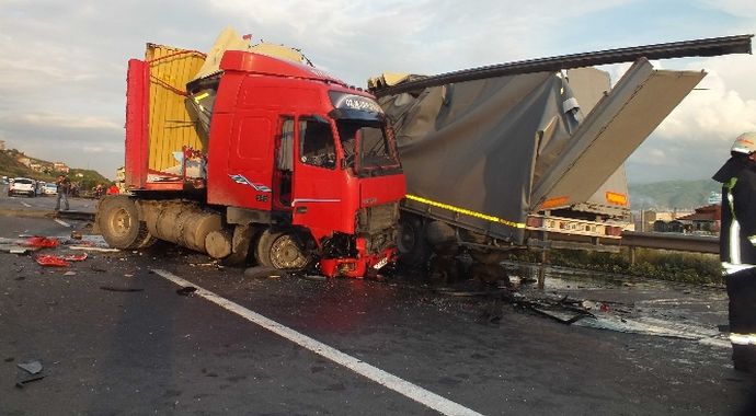 TEM&#039;de korkunç kaza: 1 ölü, 1 yaralı