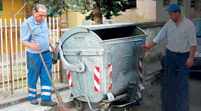 Berlusconi yerleri süpürürken görüntülendi Berlusconi yerleri süpürürken görüntülendi