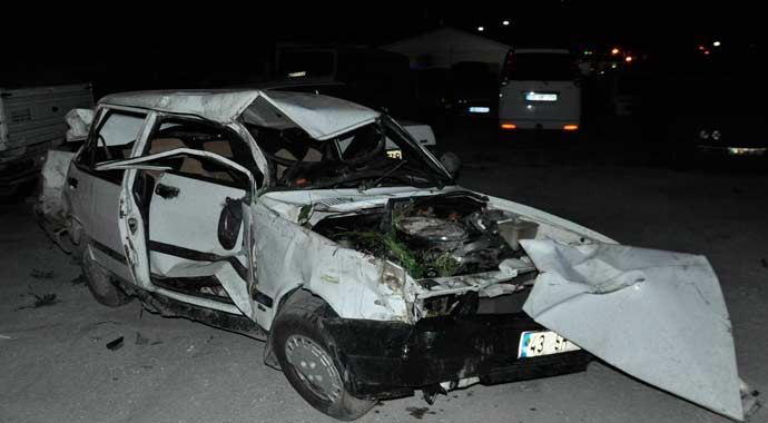 Yük treni otomobili biçti: 3 yaralı