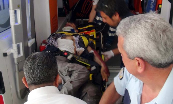 Motorize polis memuru TIR'ın altında kaldı Motorize polis memuru TIR'ın altında kaldı