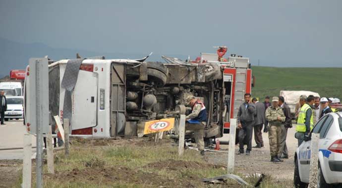 Erzurum'da yolcu otobüsü devrildi: 21 yaralı Erzurum'da yolcu otobüsü devrildi: 21 yaralı