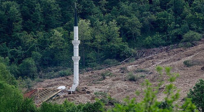 Selden sonra sadece minare ayakta kaldı Selden sonra sadece minare ayakta kaldı