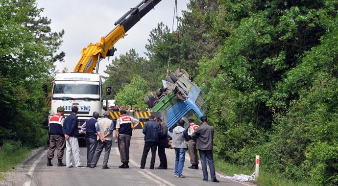Maden işçilerini taşıyan servis TIR&#039;la çarpıştı, 21 yaralı var