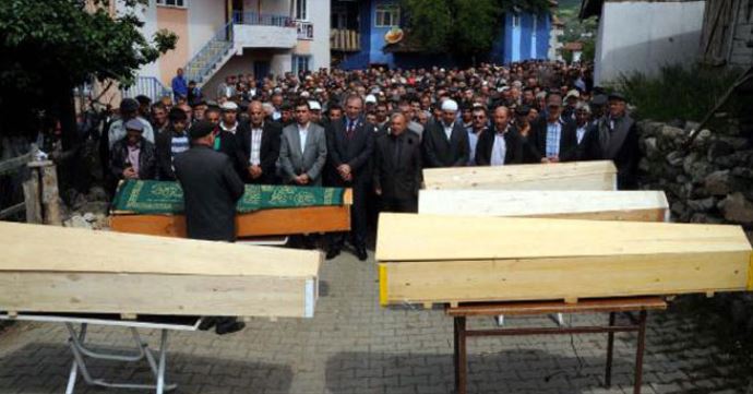 Tokat'taki feci kazada ölenler toprağa verildi Tokat'taki feci kazada ölenler toprağa verildi