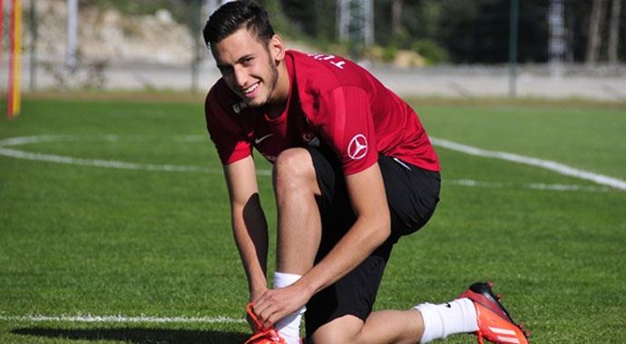 Hakan Çalhanoğlu Twitter&#039;dan veda etti!