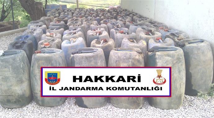 Hakkari'de 4 ton kaçak akaryakıt ele geçirildi Hakkari'de 4 ton kaçak akaryakıt ele geçirildi
