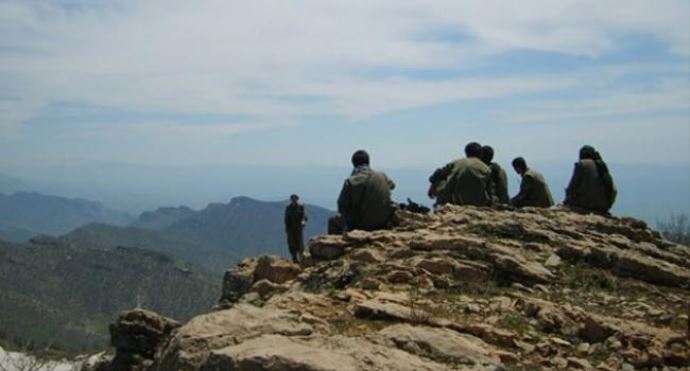 Hakkari&#039;de karakola sızan 200 kişilik grup dehşet saçtı