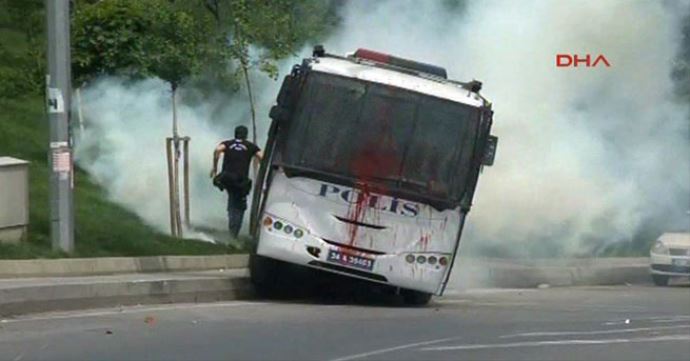 Okmeydanı'nda polis otobüsüne hain saldırı Okmeydanı'nda polis otobüsüne hain saldırı