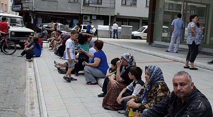 Depremde kalp krizi geçirdi! 1 ölü 64 yaralı