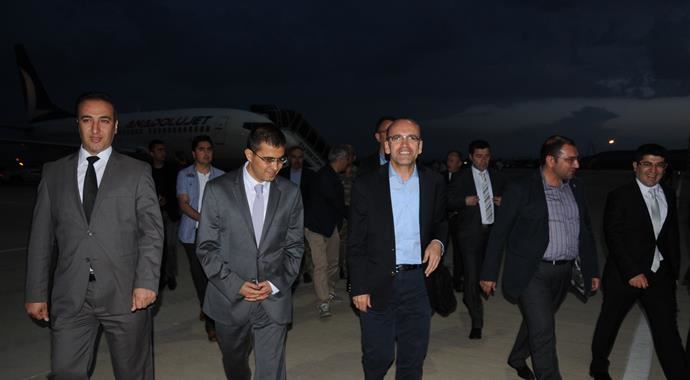 Maliye Bakanı Mehmet Şimşek'in bulunduğu uçağa yıldırım düştü Maliye Bakanı Mehmet Şimşek'in bulunduğu uçağa yıldırım düştü