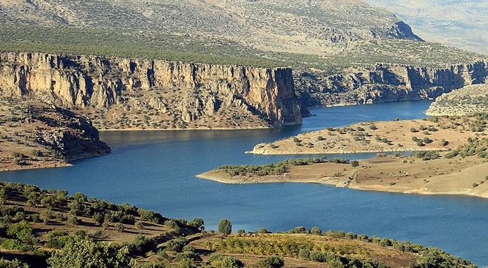 Göller ve barajlar, alternatif ulaşım yollarına dönüşüyor