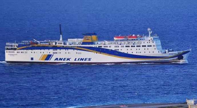 Ege'de 150 metrelik feribot karaya oturdu Ege'de 150 metrelik feribot karaya oturdu