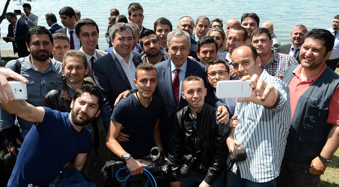 Bülent Arınç da modaya uyup selfie çektirdi Bülent Arınç da modaya uyup selfie çektirdi
