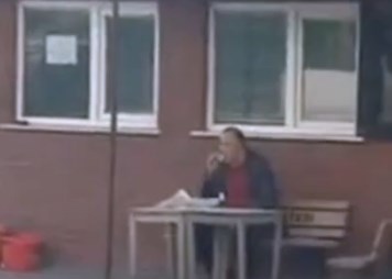 Okmeydanı&#039;nda çatışma ortasında börek yiyen adam