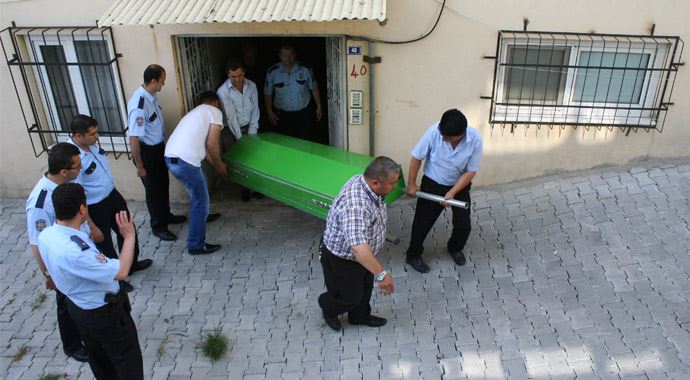 Babasını, kafasını duvara vura vura öldürdü! Babasını, kafasını duvara vura vura öldürdü!