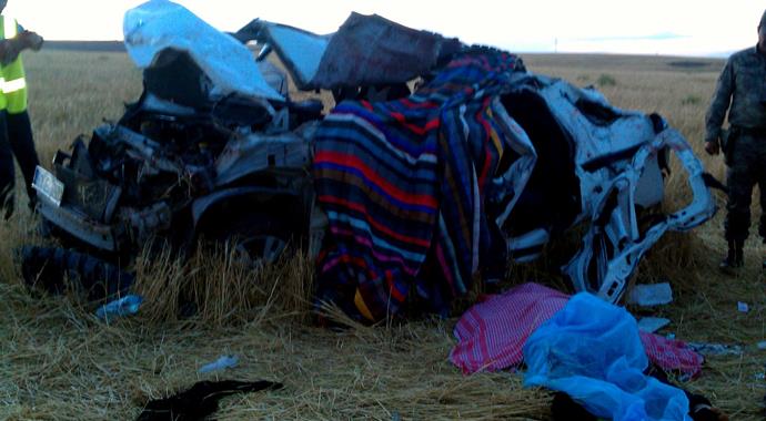 Şanlıurfa'da feci kaza: 3 ölü Şanlıurfa'da feci kaza: 3 ölü