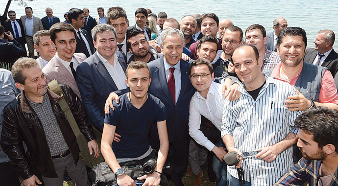 Bülent Arınç'tan Baykal'a '3 dönem' iğnesi Bülent Arınç'tan Baykal'a '3 dönem' iğnesi