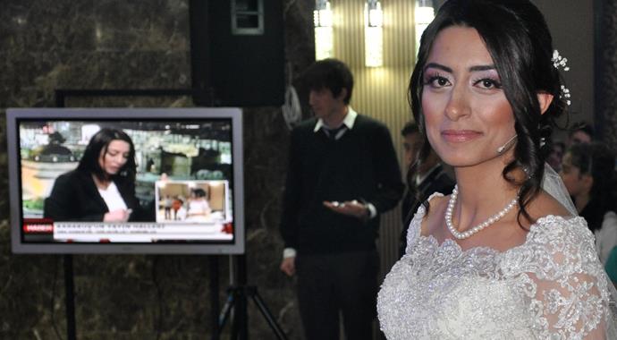 Düğününde gelinliği ile ana haber bülteni sundu Düğününde gelinliği ile ana haber bülteni sundu