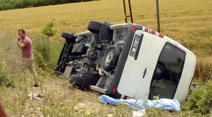 Rus turistleri taşıyan minibüs devrildi: 1 ölü 7 yaralı Rus turistleri taşıyan minibüs devrildi: 1 ölü 7 yaralı