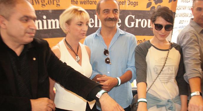 Yılmaz Erdoğan 'Can Melek' bilekliği taktı Yılmaz Erdoğan 'Can Melek' bilekliği taktı