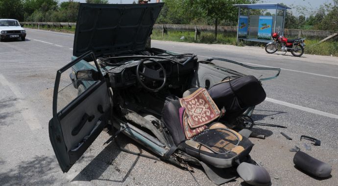 İkiye bölünen araçtan hafif sıyrıkla çıktı İkiye bölünen araçtan hafif sıyrıkla çıktı