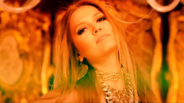 Demet Akalın'ın kayınpederine şok baskın! Demet Akalın'ın kayınpederine şok baskın!