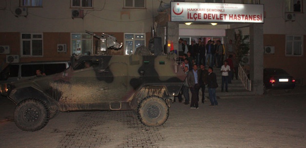Hakkari'de kaza: 3 Şehit, 8 yaralı var Hakkari'de kaza: 3 Şehit, 8 yaralı var