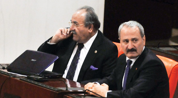 4 eski bakan Meclis'ten önce Genel Merkez'de savunma yaptılar 4 eski bakan Meclis'ten önce Genel Merkez'de savunma yaptılar