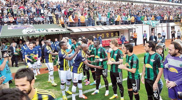 Akhisar'ın Fener'i alkışlaması gündeme damgasını vurdu Akhisar'ın Fener'i alkışlaması gündeme damgasını vurdu