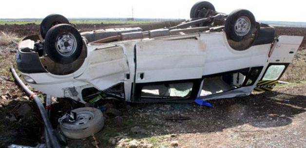 Öğrencileri taşıyan minibüs deverildi: 17 yaralı var