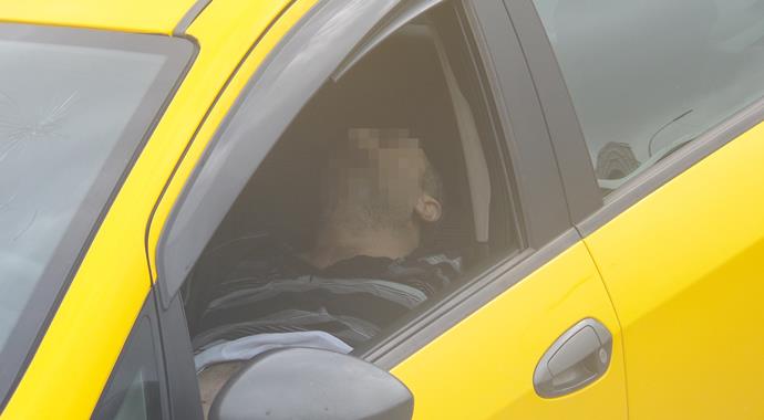 Kalp krizi geçiren taksici direksiyon başında can verdi