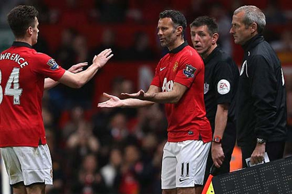 Ryan Giggs kendi kendini oyuna soktu Ryan Giggs kendi kendini oyuna soktu