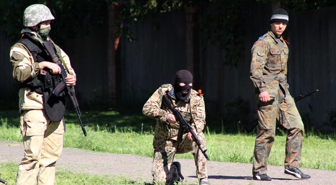 Ukrayna ordusu Slavyansk'a giremedi, çatışmada 34 kişi öldü Ukrayna ordusu Slavyansk'a giremedi, çatışmada 34 kişi öldü