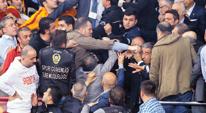 Ergün: Küfür ederseniz sizden makas alırlar Ergün: Küfür ederseniz sizden makas alırlar