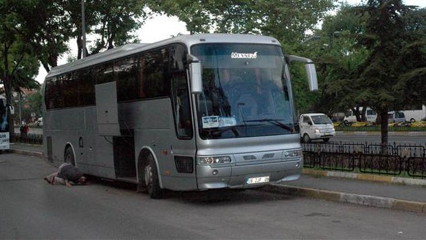 Emniyet'in önündeki çalıntı otobüs, polisi alarma geçirdi Emniyet'in önündeki çalıntı otobüs, polisi alarma geçirdi