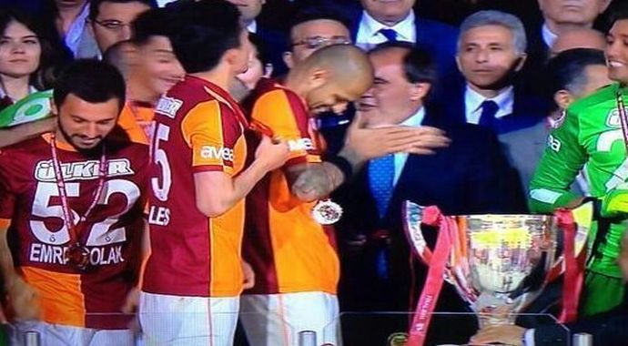 Melo, Demirören'in elini sıkmadı Melo, Demirören'in elini sıkmadı