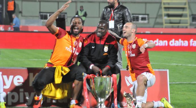 Kupayı kaldıran Galatasaray'dan Fener'e gönderme Kupayı kaldıran Galatasaray'dan Fener'e gönderme