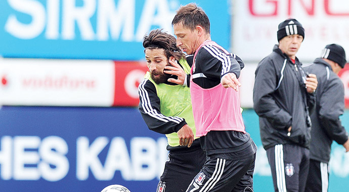 Beşiktaş'ın doktoru Ertuğrul Karanlık bir skandala daha imza attı Beşiktaş'ın doktoru Ertuğrul Karanlık bir skandala daha imza attı