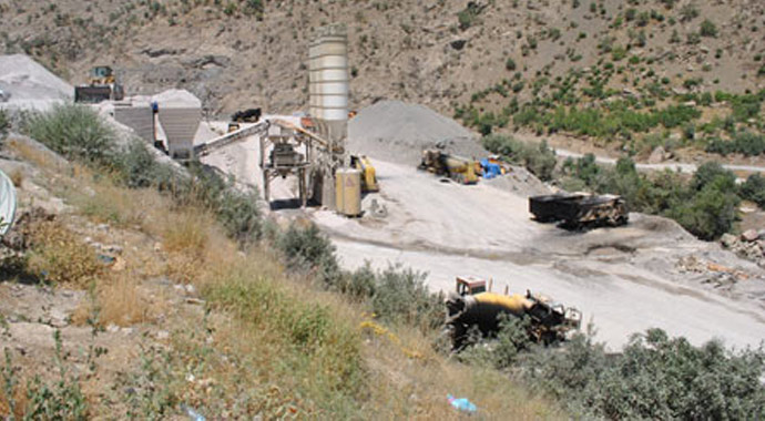 PKK'lılar baraj inşaatını bastı, 2 iş makinesini yaktı PKK'lılar baraj inşaatını bastı, 2 iş makinesini yaktı