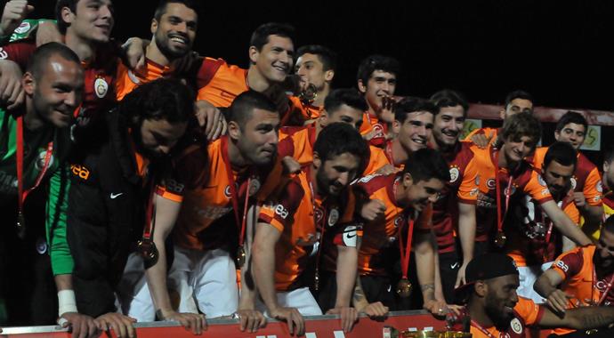 Cumhurbaşkanı Gül'den Galatasaray'a kutlama Cumhurbaşkanı Gül'den Galatasaray'a kutlama