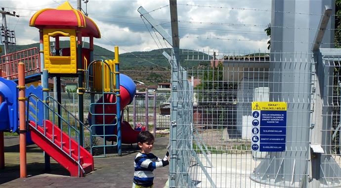 Çocuk parkının içine baz istasyonu kurdular