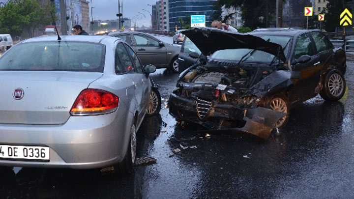 İstanbul'a yağmur yağdı böyle oldu! E-5'te zincirleme kaza