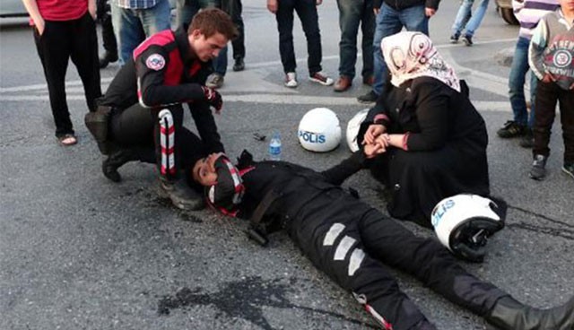 Kazada yaralanan polisin elini bırakmadı