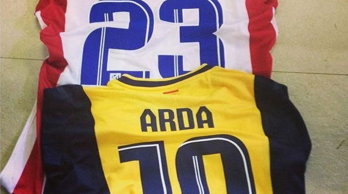 Arda Turan, Alex de Souza'ya formasını gönderdi Arda Turan, Alex de Souza'ya formasını gönderdi