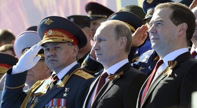 Putin, Zafer Günü kutlamaları için Kırım'da Putin, Zafer Günü kutlamaları için Kırım'da
