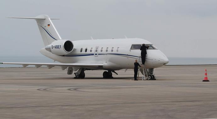 Hostes merdiveni tuttu, pilot camları sildi Hostes merdiveni tuttu, pilot camları sildi
