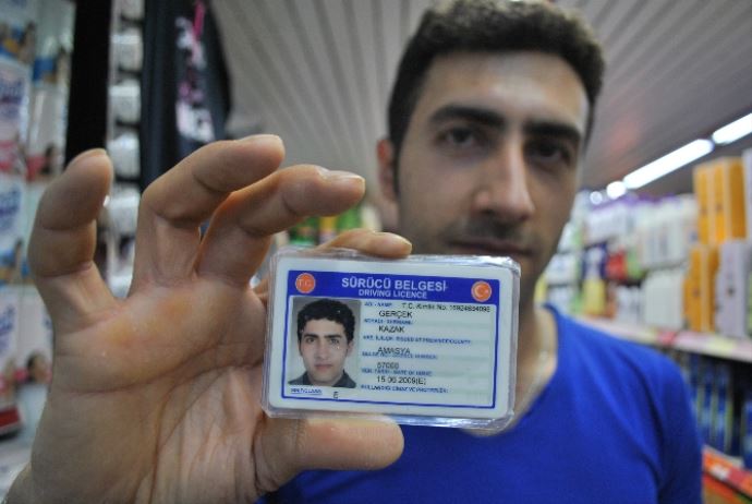 Gencin adını ve soyadını duyanlar şaşırıyor Gencin adını ve soyadını duyanlar şaşırıyor